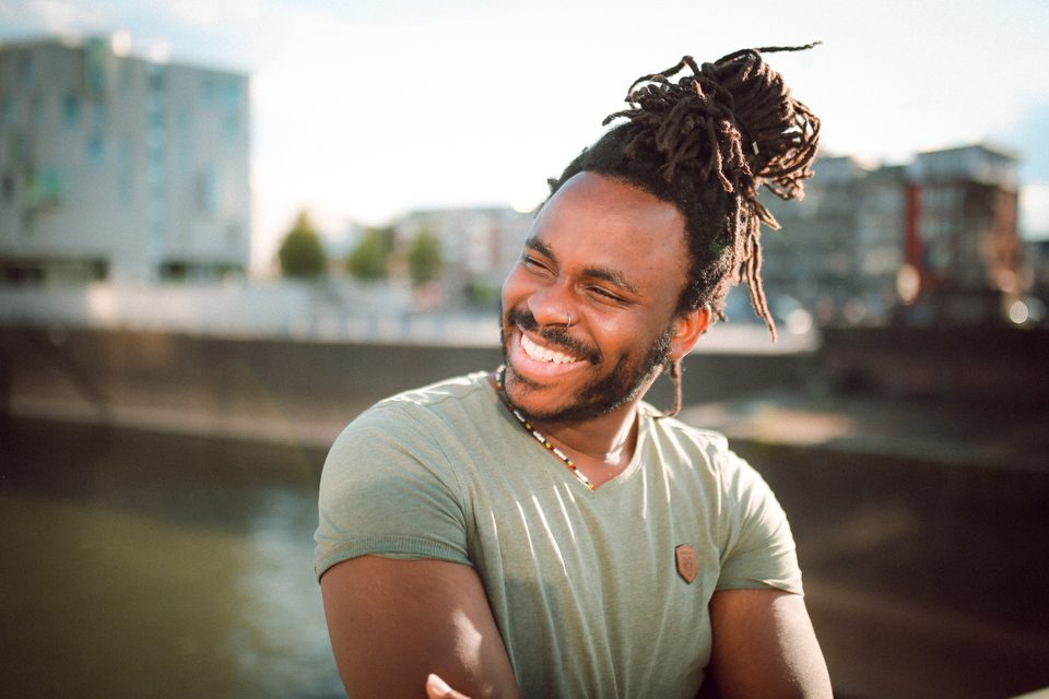 DJ Freegah souriant dehors au bord de l'eau