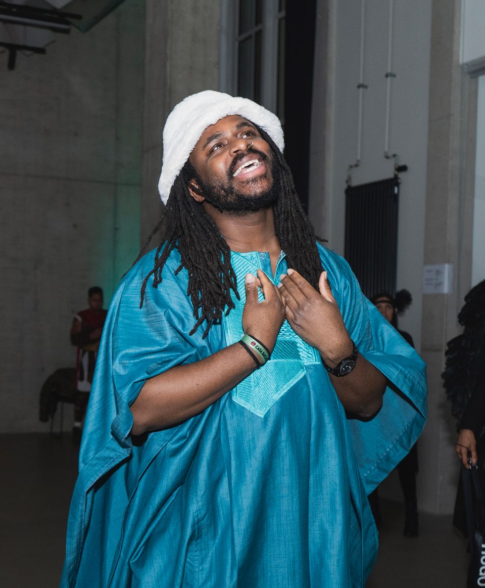 DJ Freegah en tenue bleue au Carnival For Colours