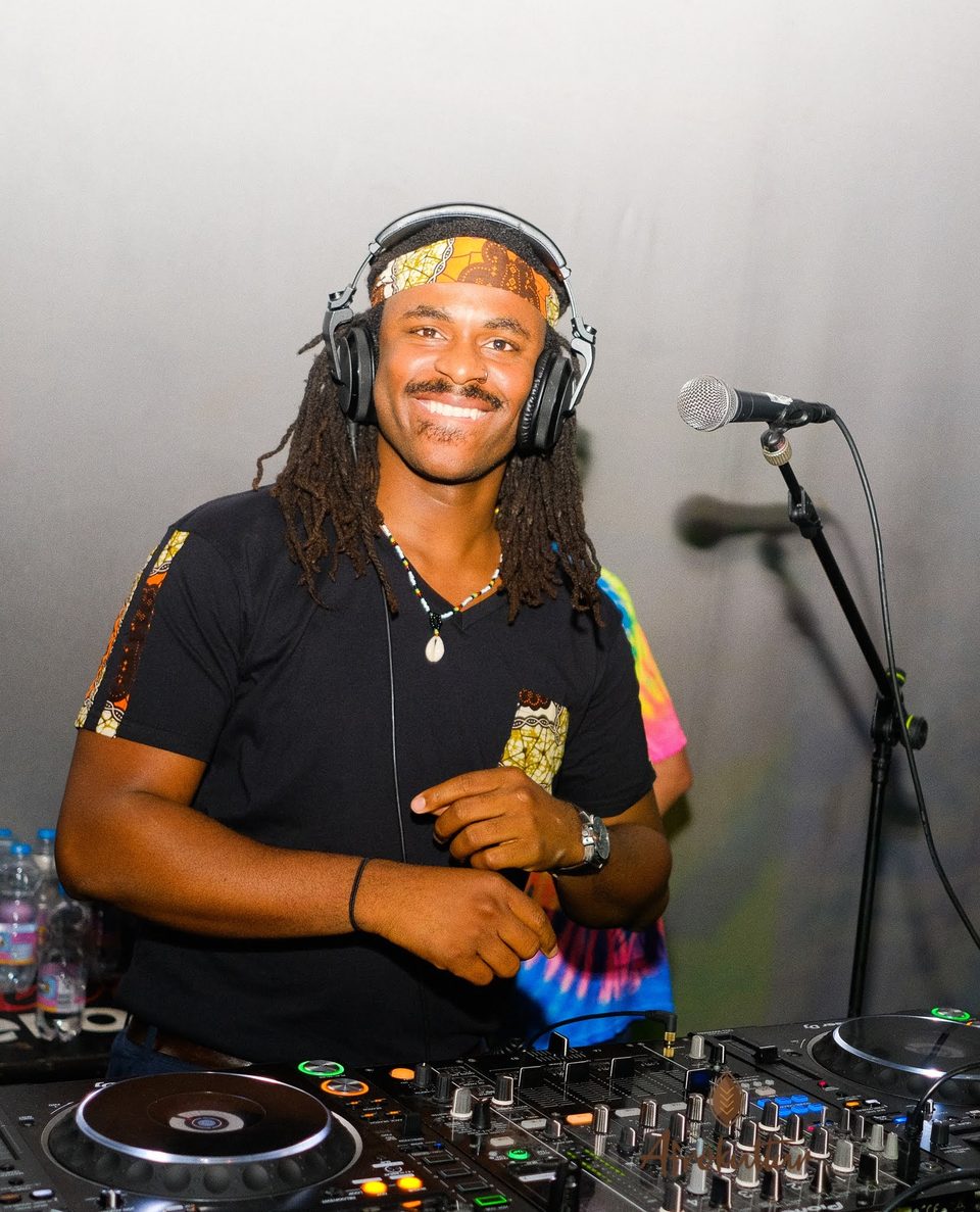 DJ Freegah souriant derrière son équipement DJ
