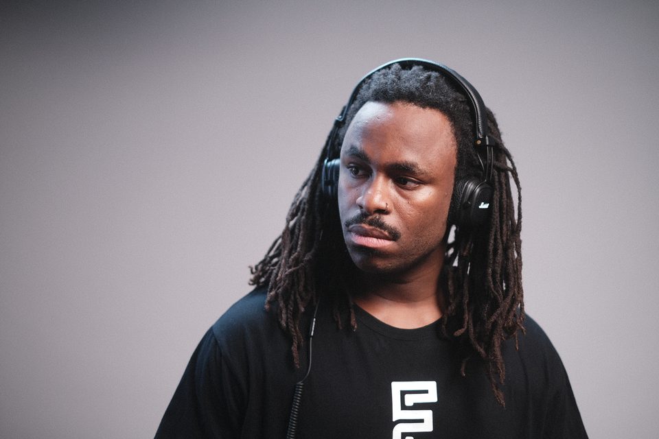 DJ Freegah portant un casque dans un portrait studio