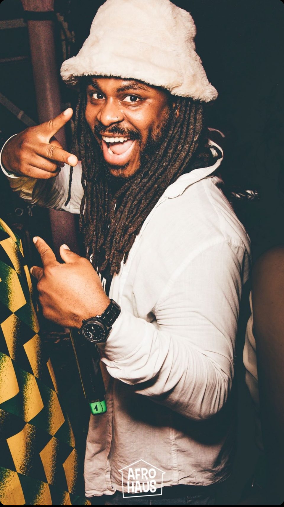 DJ Freegah pointant vers l'appareil photo lors d'un événement nightlife
