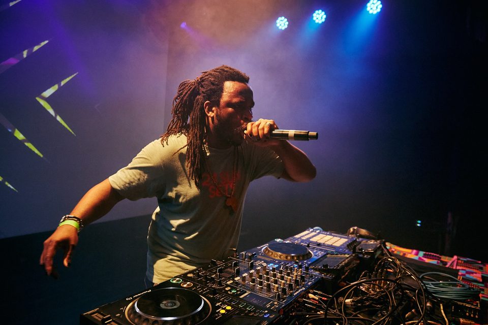 DJ Freegah avec un micro derrière les platines