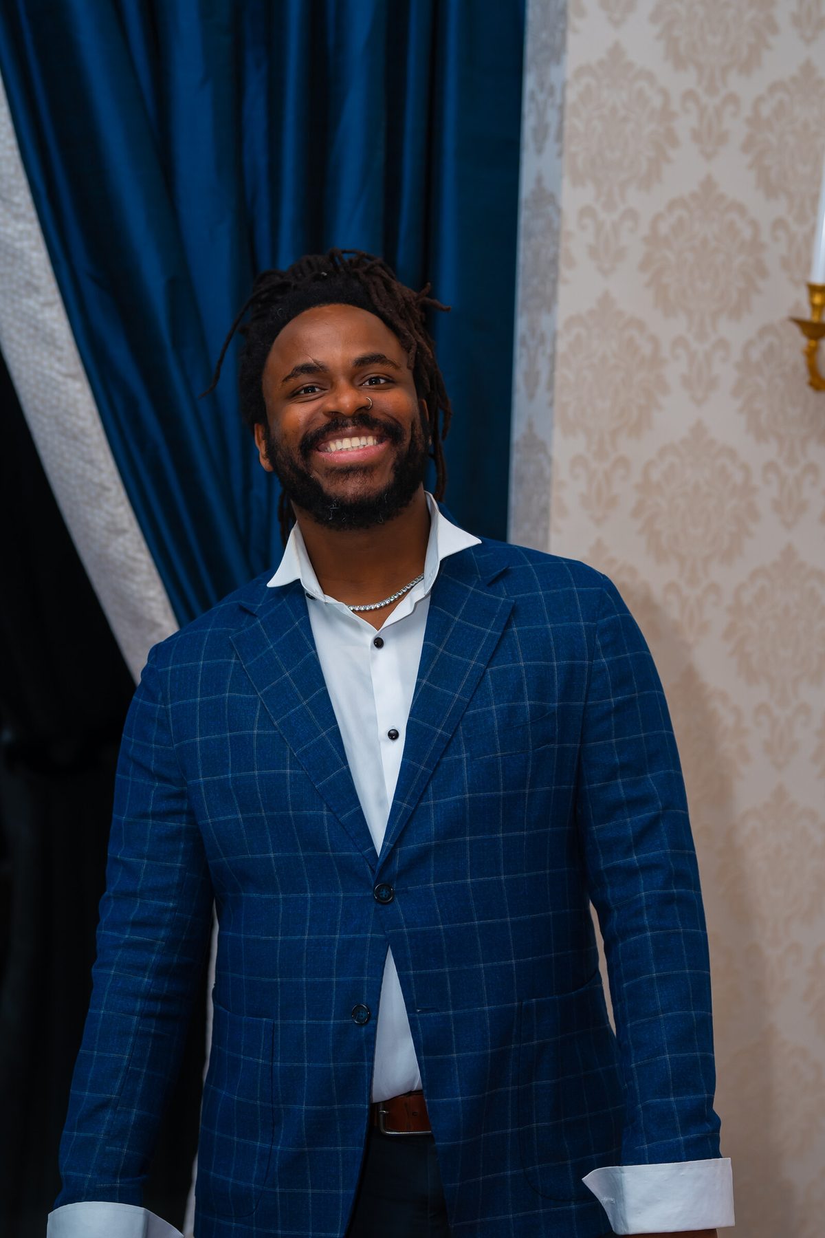 DJ Freegah souriant dans un costume bleu