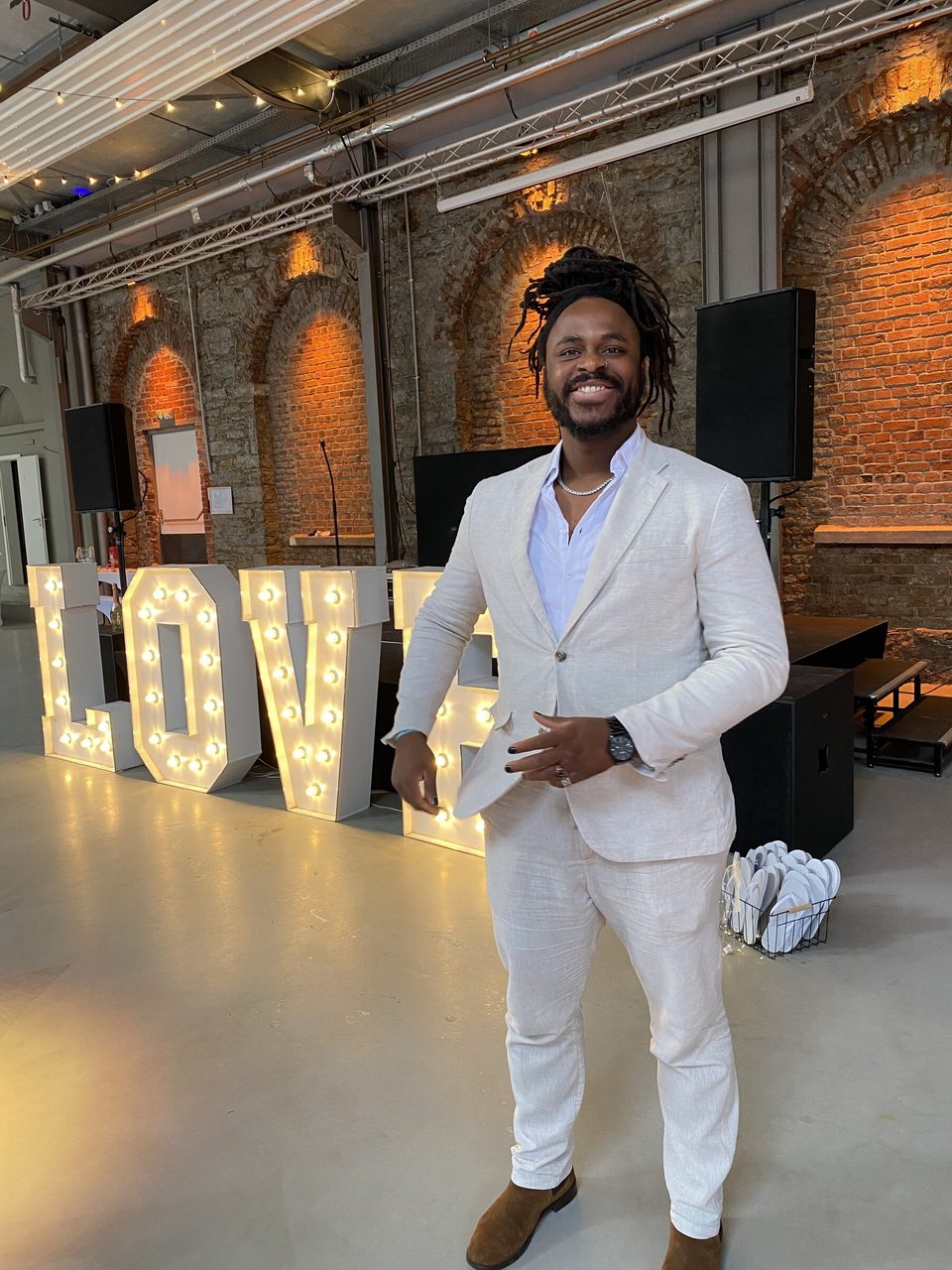 DJ Freegah en costume blanc dans un lieu d'événement d'entreprise