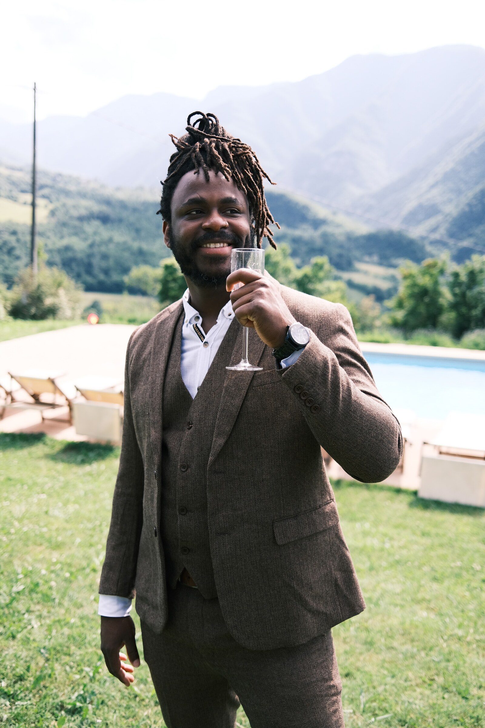 DJ Freegah levant un verre lors d'un événement destination