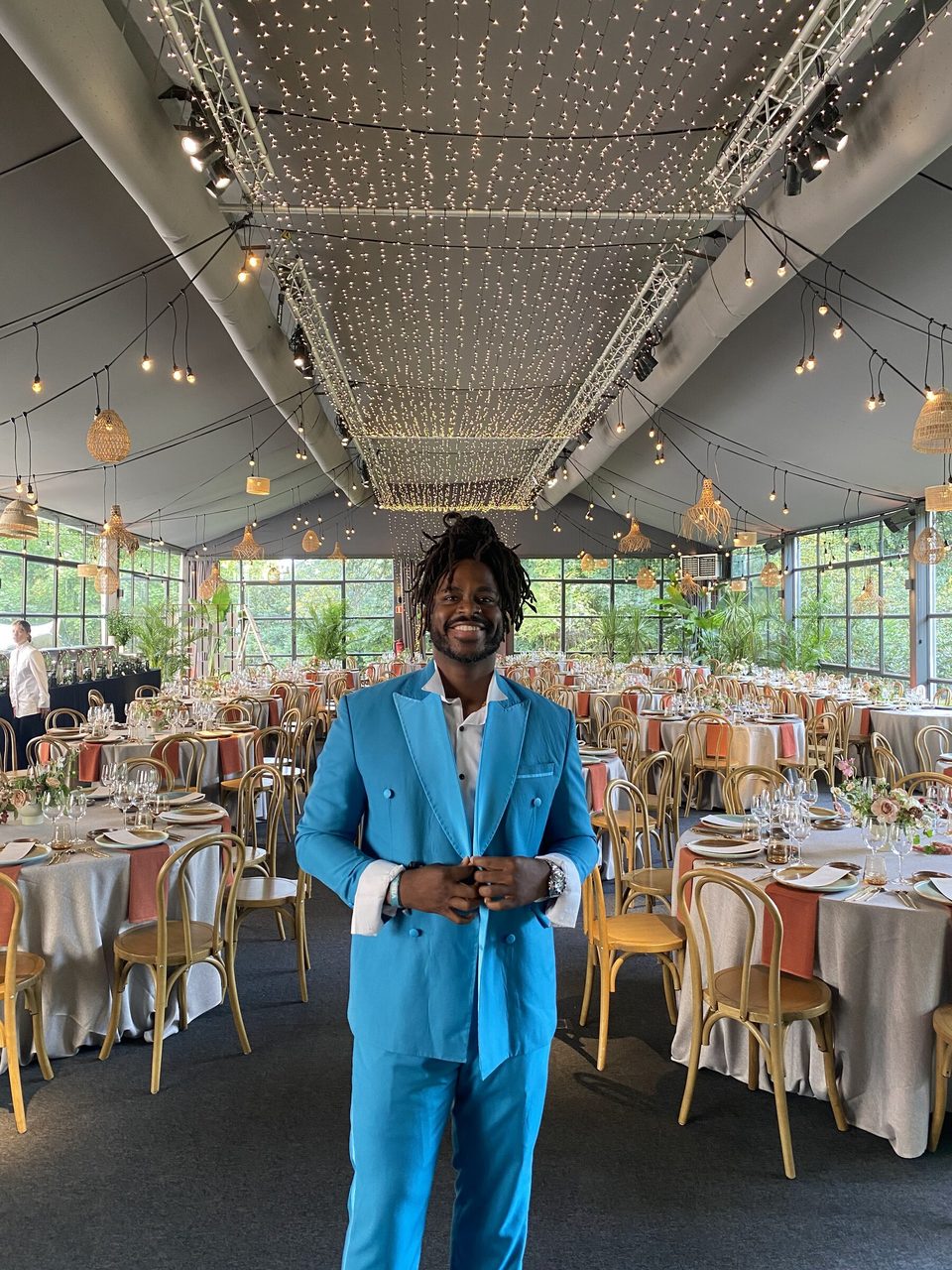 DJ Freegah en costume bleu dans une salle de mariage décorée