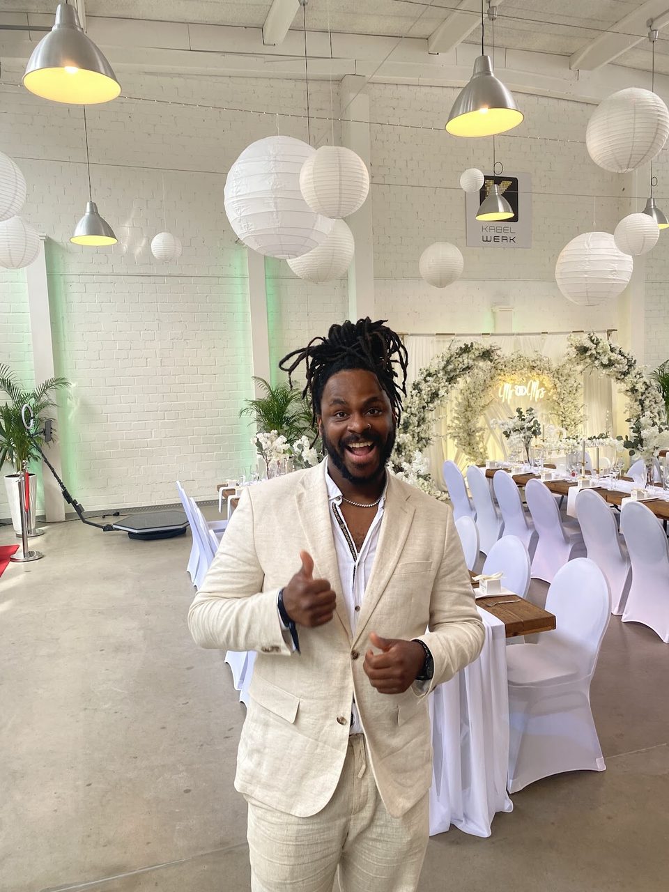 DJ Freegah en costume blanc dans un lieu de mariage